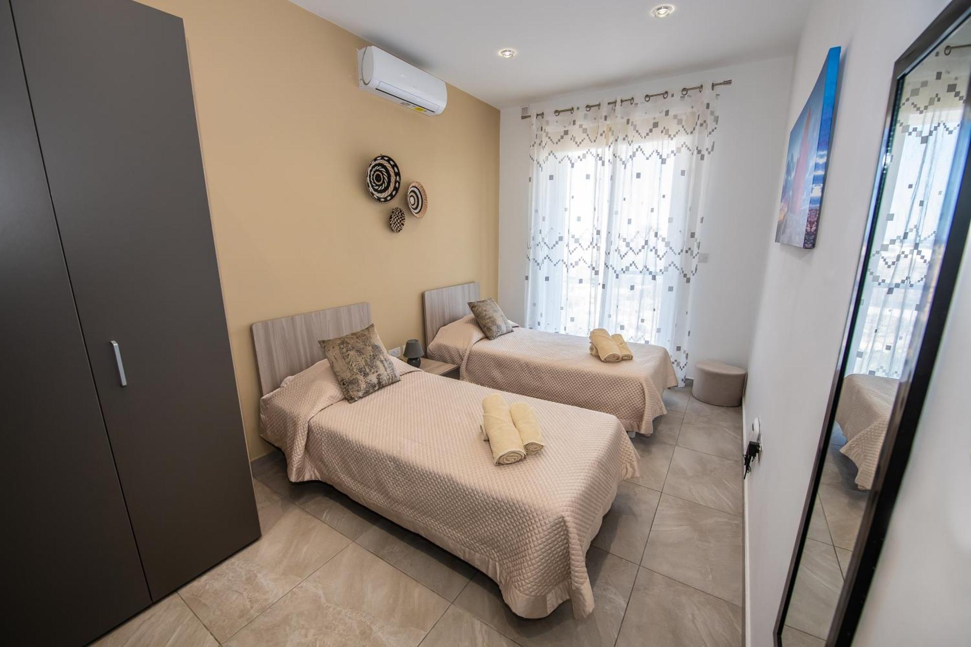 Clifftop Modern Apartment Mellieha Bagian luar foto